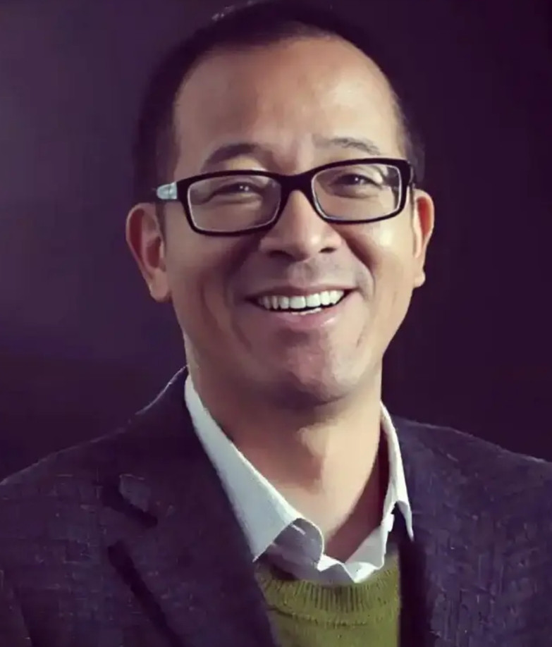 一般情况下：员工出去旅游，发朋友圈，把经理屏蔽掉。经理出去旅游，发朋友圈，把