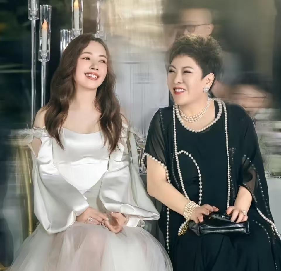 向太郭碧婷，婆媳关系太让人眼红！4月14日，向太晒出6年前第一次给郭碧婷拍的