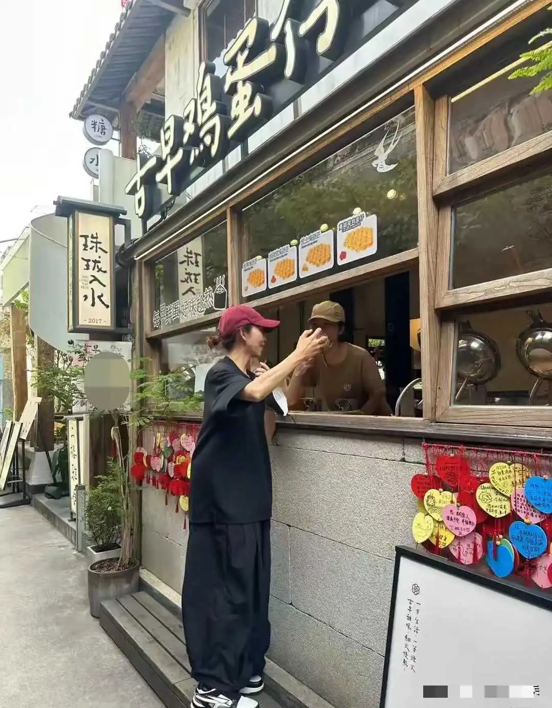 51岁蔡少芬在珠海逛街，亲自排长队买鸡蛋仔，还和老板合照，超接地气！