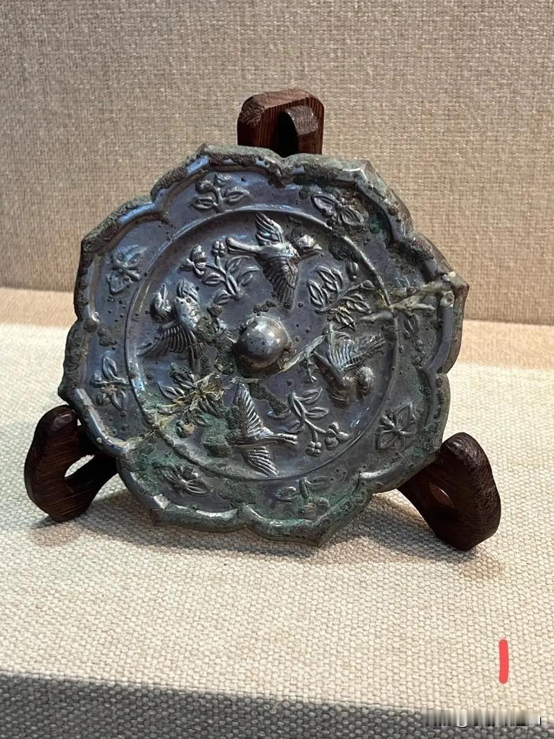 古井里的铜镜河南一个小村庄修路时，挖出一口北宋古井。井底淤泥中，有一面锈迹斑