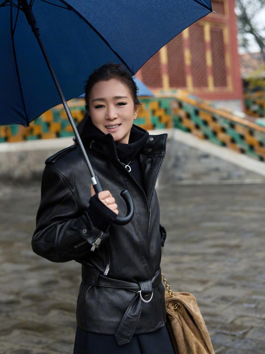 巩俐现身北京街头近照状态太好了！巩俐一身黑色皮衣干净利落，时尚洒脱，六十岁了身材