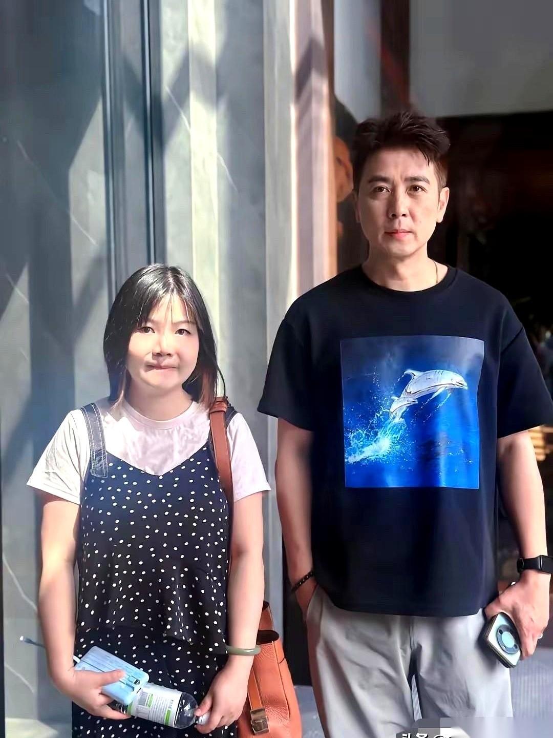 一瓶香水，刚买的迪奥，他说瓶子漏了，扔了。转头，就在另一个女人那儿看见了。一