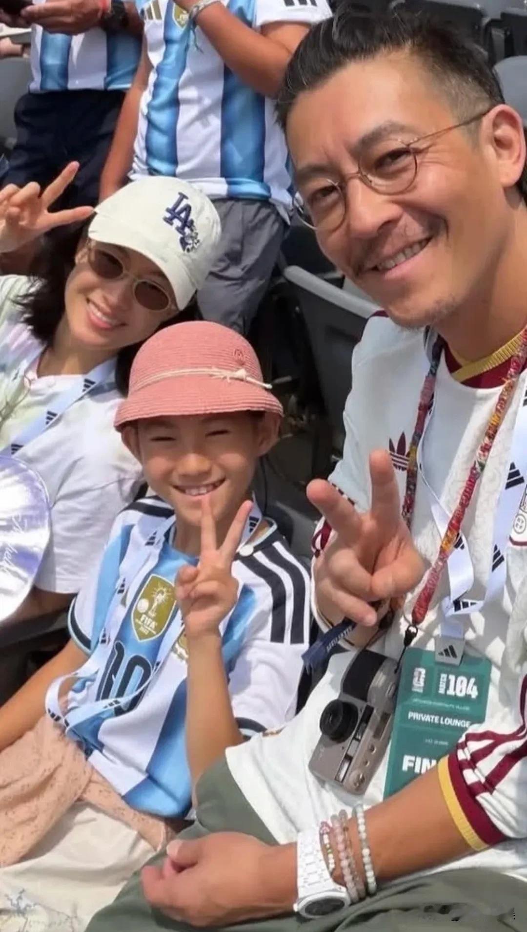 陈冠希、秦舒培一家三口现身看世界杯，秦舒培真年轻，和老公同框，都快有辈分感了。