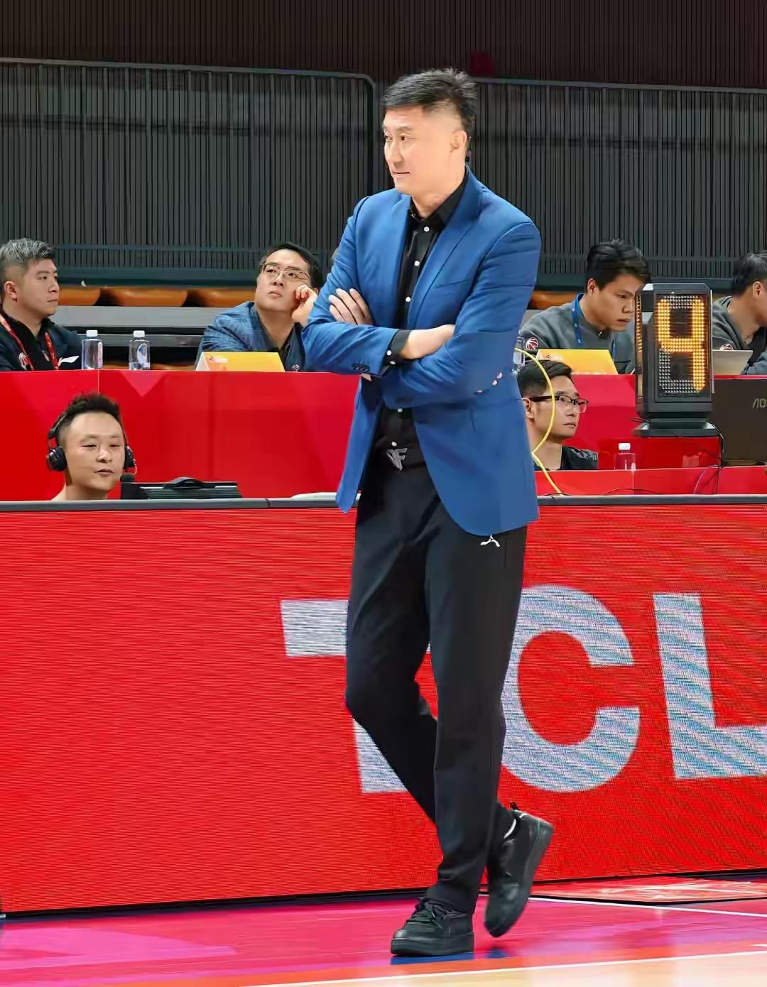 中国男篮换了两次主教练后证明了杜锋的优秀。广东宏远在内纳德带队打了三场季前赛又