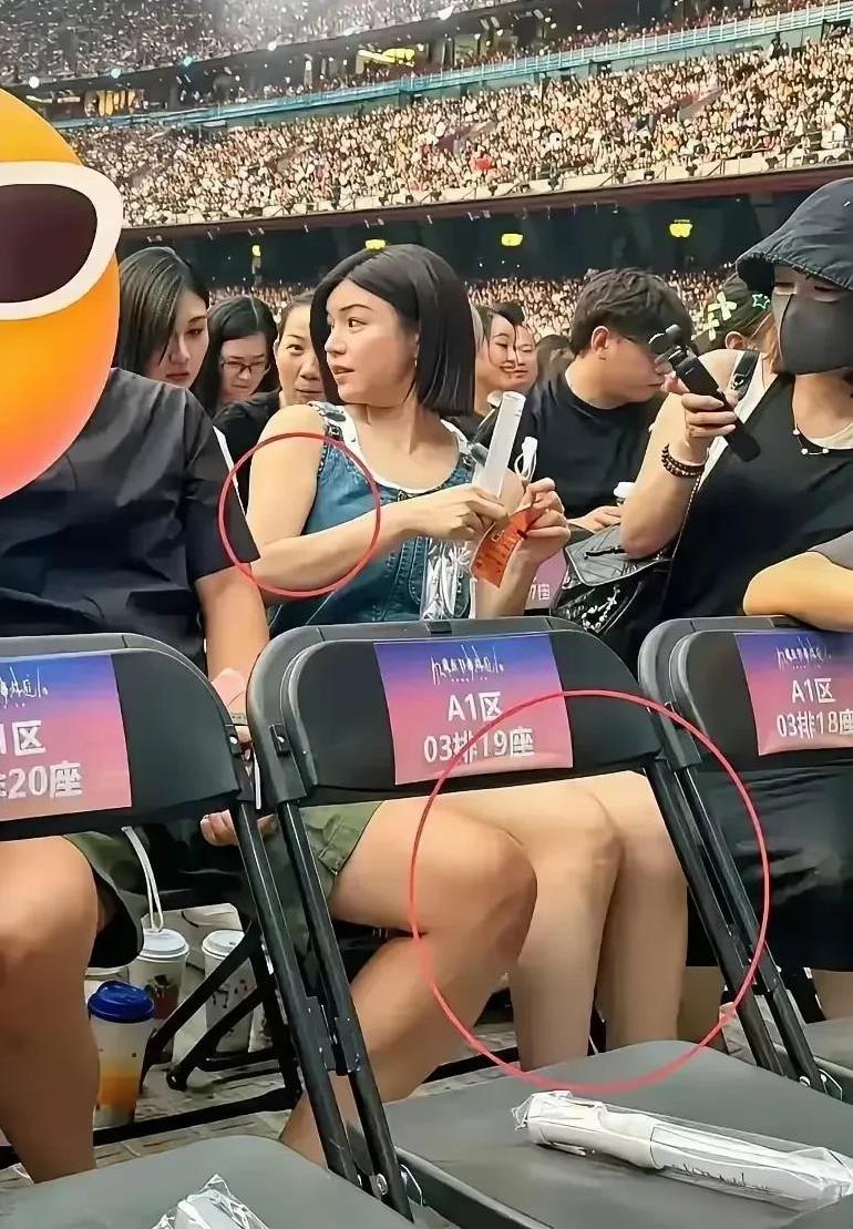 陈妍希生图很普通，她去看孙燕姿演唱会被偶遇，离开妆造以后的陈妍希麒麟臂大长腿双下