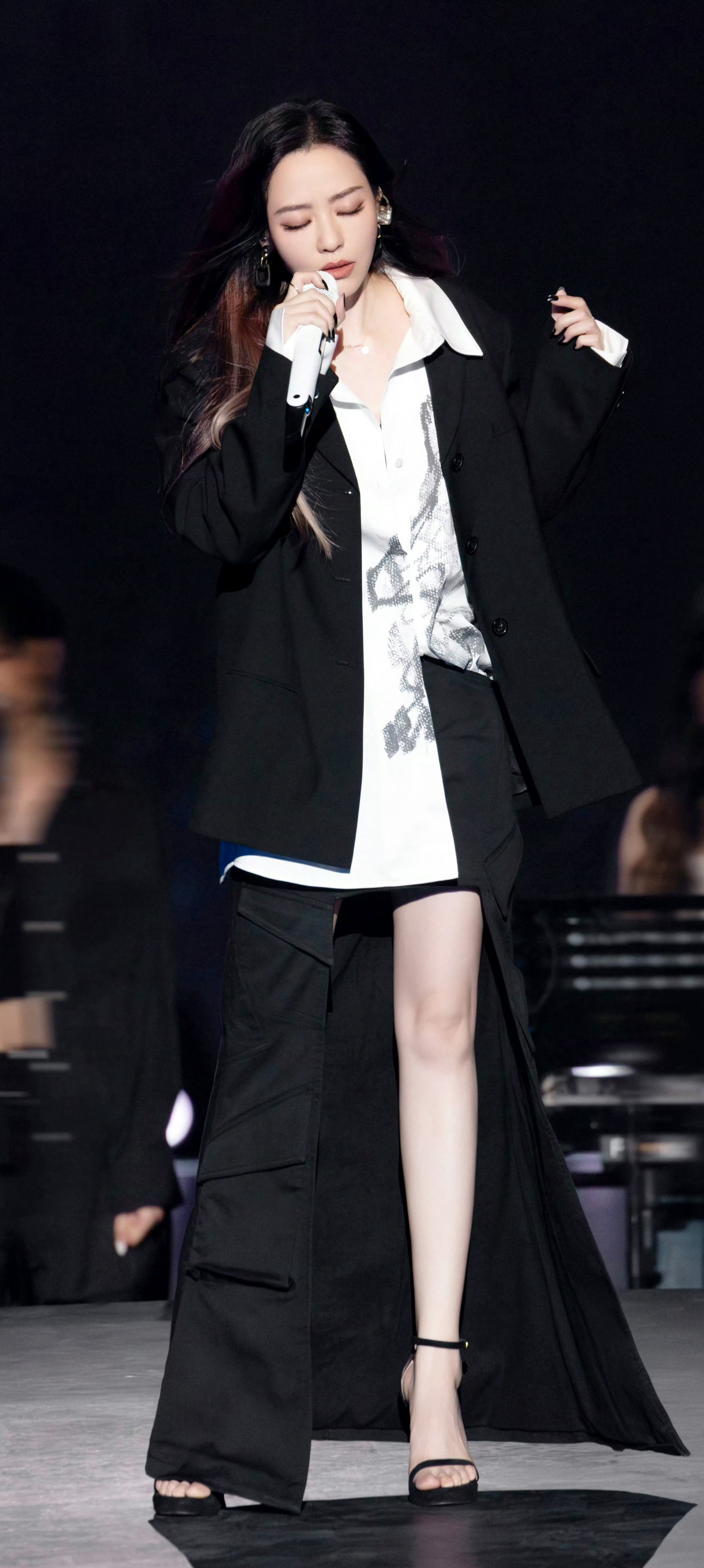 张靓颖张碧晨两大性感歌后你选谁