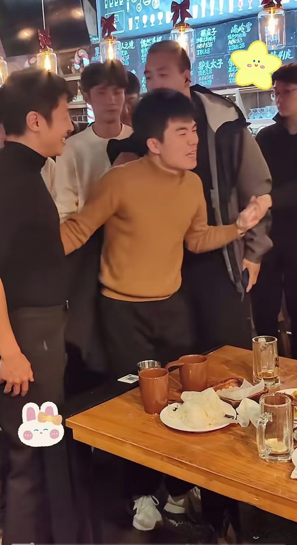 撒贝宁和董宇辉，中国两个才华横溢的年轻人，同时也是优秀杰出的青年才俊。大碗喝