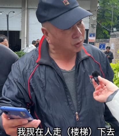 福建福州，一男子在社交媒体上爆料，该小区物业公司在13部电梯上贴了封条，导致电梯