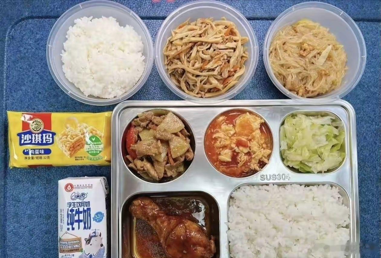 日本小学生的午餐Vs深圳小学生的午餐​​​