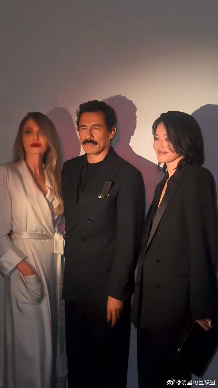 朱莉舒淇TF活动世纪同框看到朱莉与舒淇同框，最直观的感受是——她们从来不靠“少