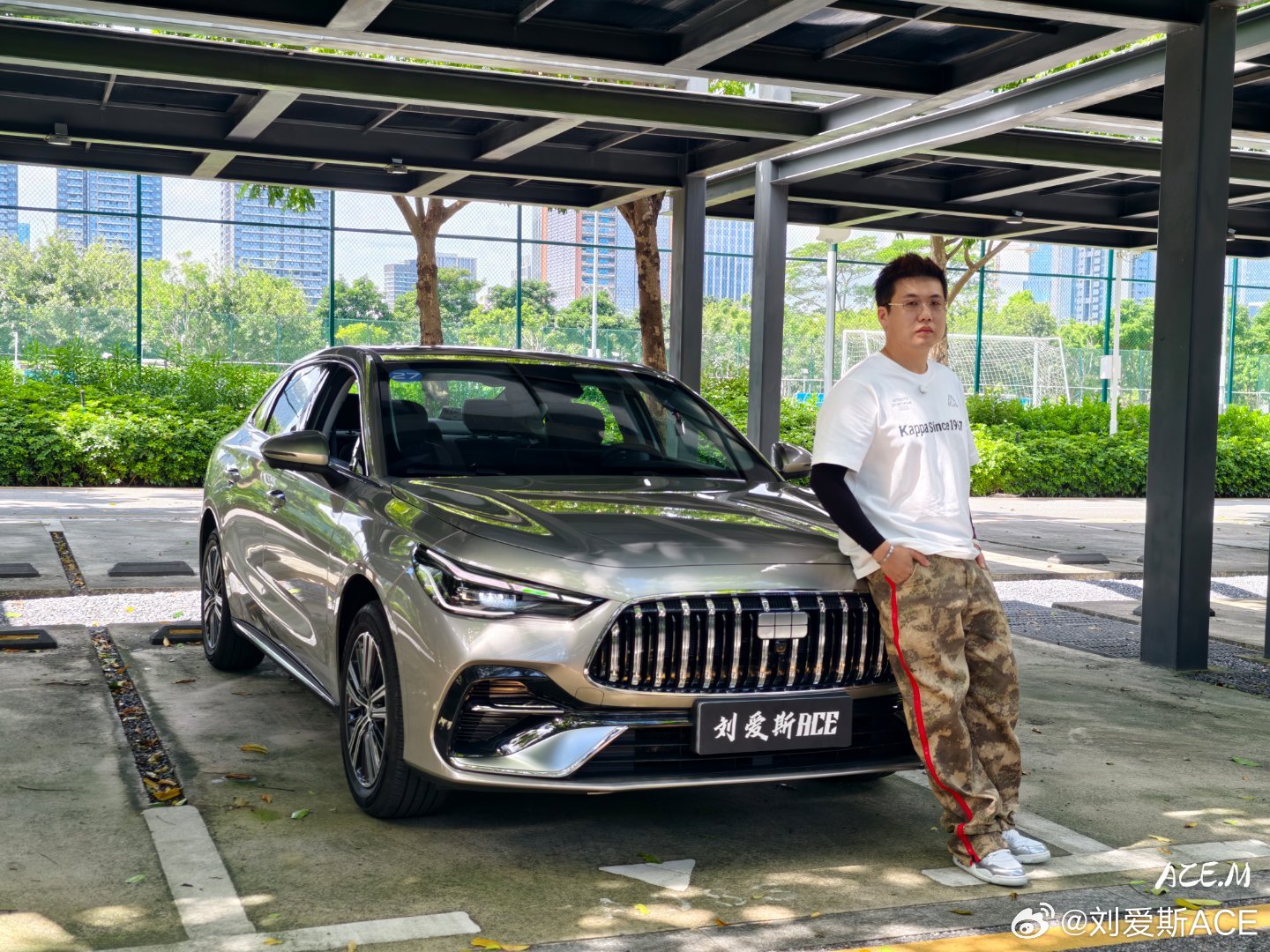 吉利银河星耀6真的很像奔驰C你们觉得呢？仔细一想，吉利是戴姆勒第二大股东悟了，我