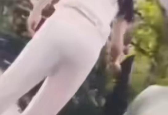 真够缺德的！”海南海口，一女车主清理车内脚垫时，竟用男子的车子拍灰被哨兵模式全程