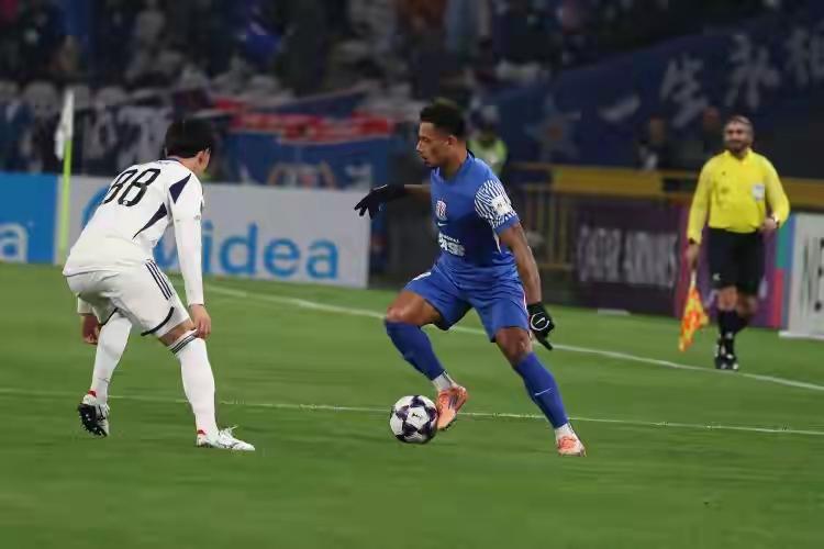 我勒个去，网友叫嚷的鲁治申出了大变异！申花与泰山的热身赛刚刚打成了8：2，为申花