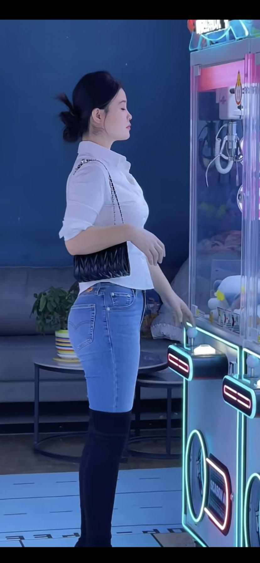 霓虹灯下，美人倚栏。