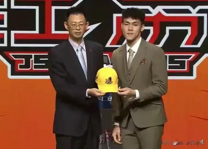 重新认识:2025年CBA探花秀江苏队的庞峥麟:庞峥麟广西来宾人