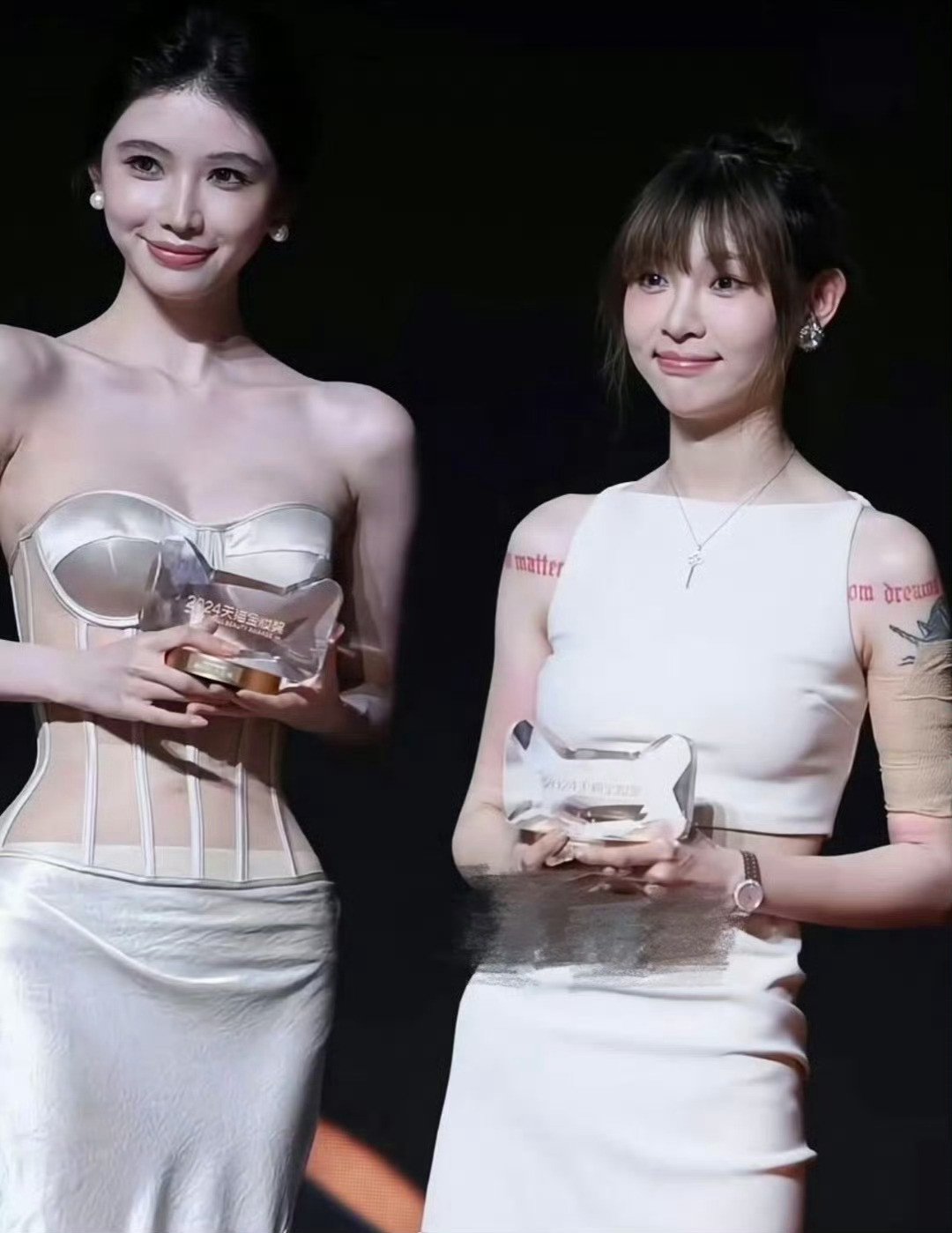 痞幼做医美了她和方圆站在一起才看出原来她这么娇小。两个人笑起来太像了，好像亲