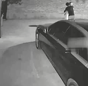女友和她的男闺蜜正在拥抱之时，被她的男友看到了，她的男友怒发冲冠、火冒三丈的用电