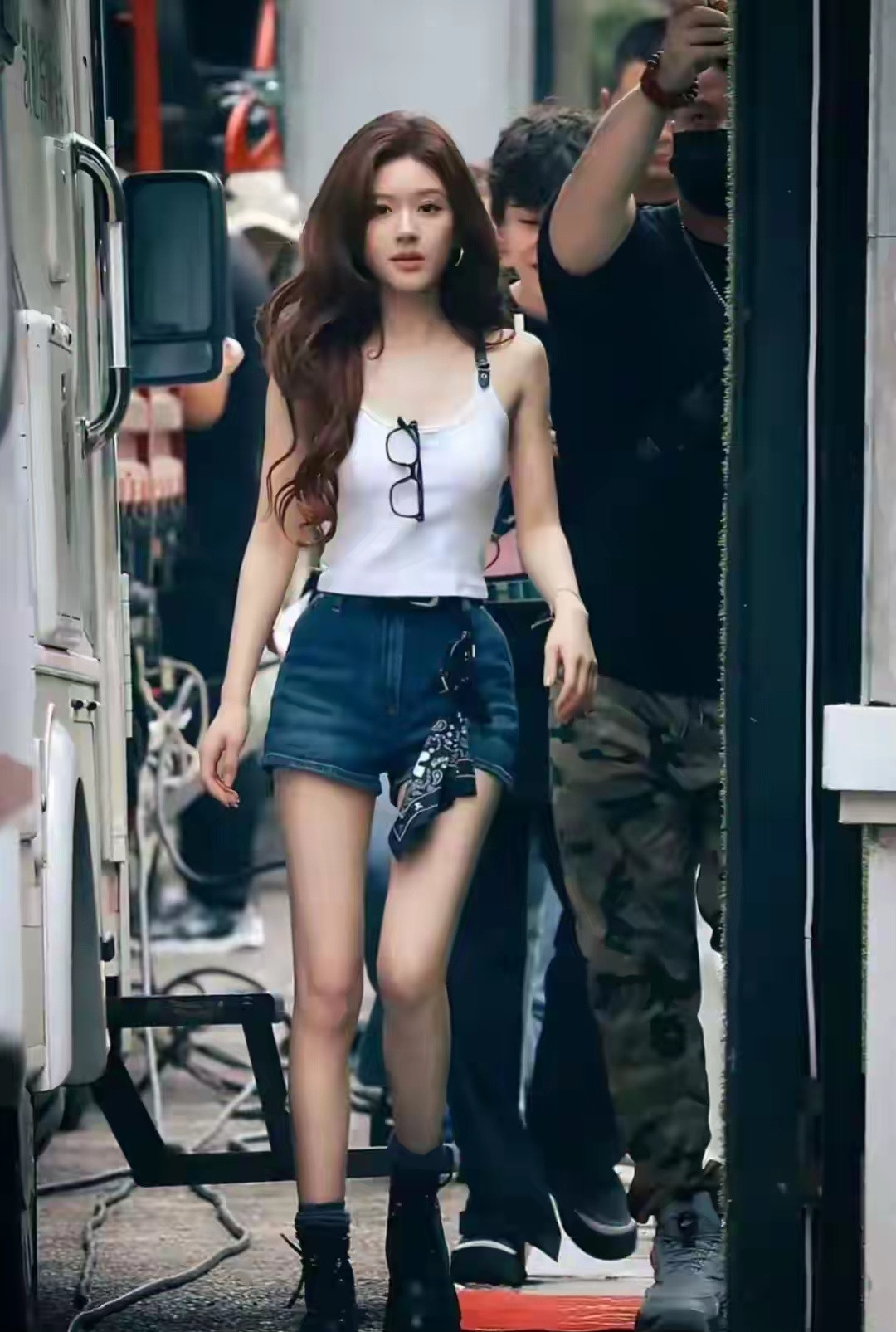 路人视觉下的赵露思，本人比电视上好看，笑容灿烂了很多