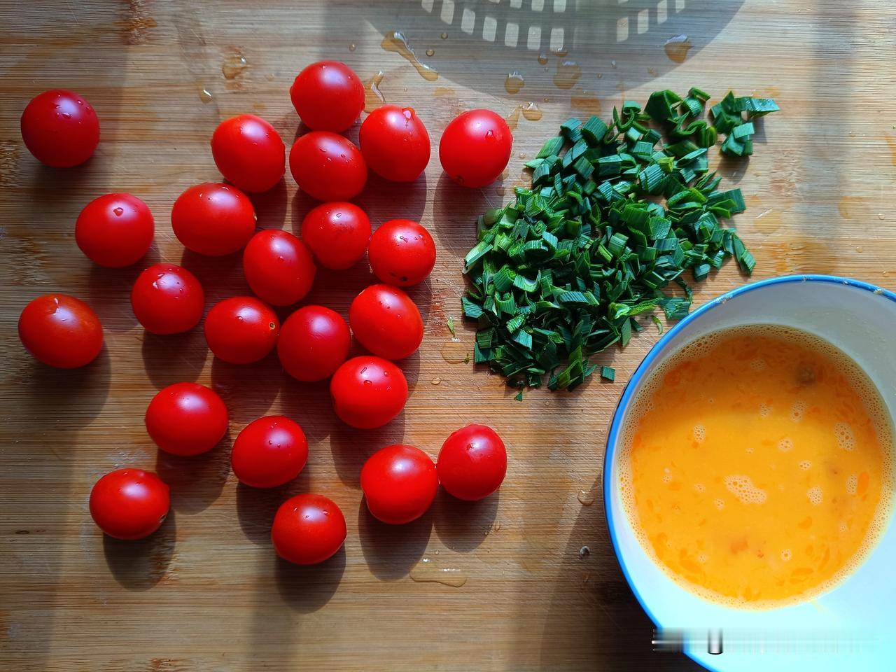 青菜太青菜，黄瓜又太酸。番茄太贵，只有鸡蛋便宜。蛋炒圣女果...只要你用心，