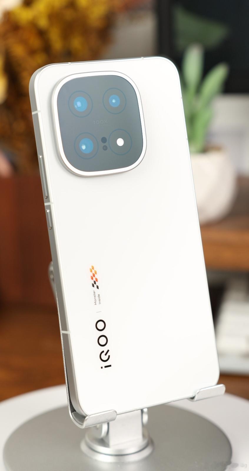 疑似iQOO15传奇版白色真机，2K直屏，视觉四等窄，下巴宽一丢丢。100W+