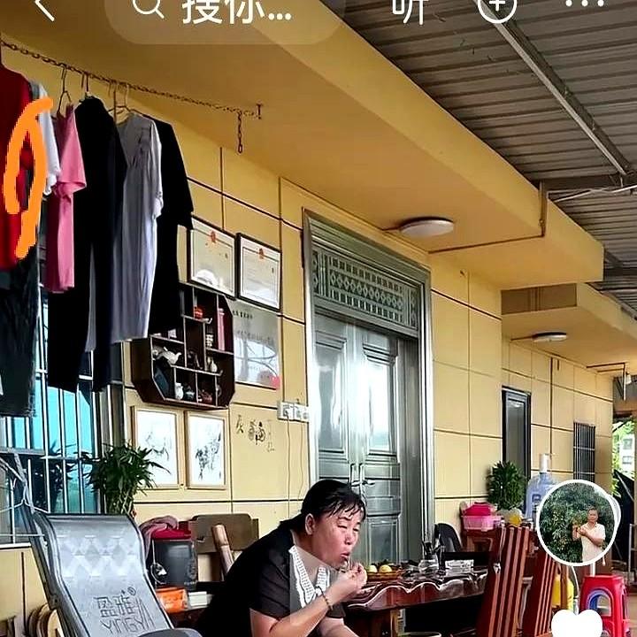 天呢，我看到全红婵衣服了，我估计婵宝贝晚上住在果园里。你说这姑娘多实在，拿了