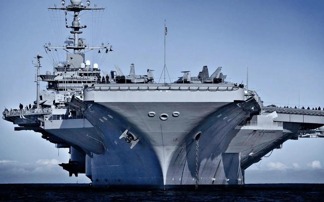 战争这件事可怕的是，打仗可能不仅会花过去攒的钱，现在用的钱，还要花未来挣的钱。拿