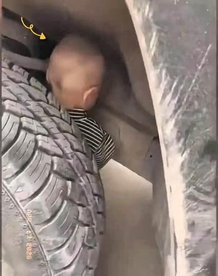 云南一位司机有个好习惯，每次开车前都要绕车一周检查。这天他照常绕车，走到车轮边时