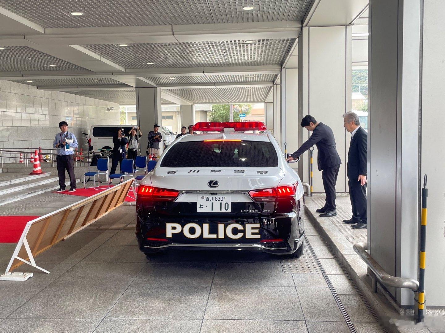 香川县警最新的雷克萨斯LS500hAWD，这涂装太帅了吧#型车街拍#​
