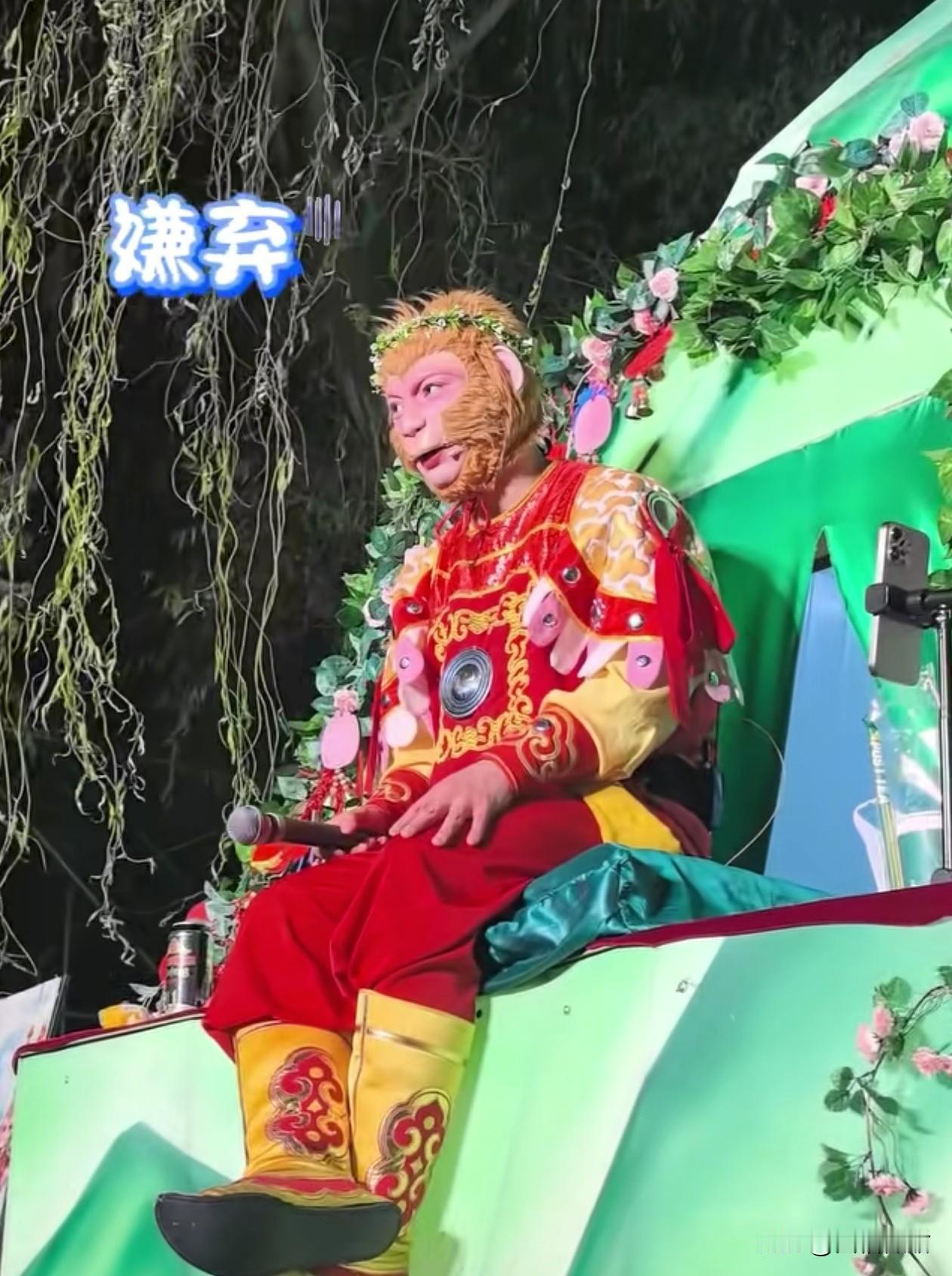 雪饼猴王铁柱不装了，当场生气翻脸。有一次，王铁柱在直播空档，去卫生间上厕所。