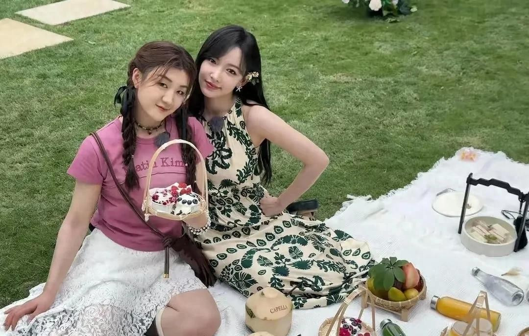 陈梦和程潇一起户外野炊摆满了各种美食，陈梦颜值和气质不输程潇