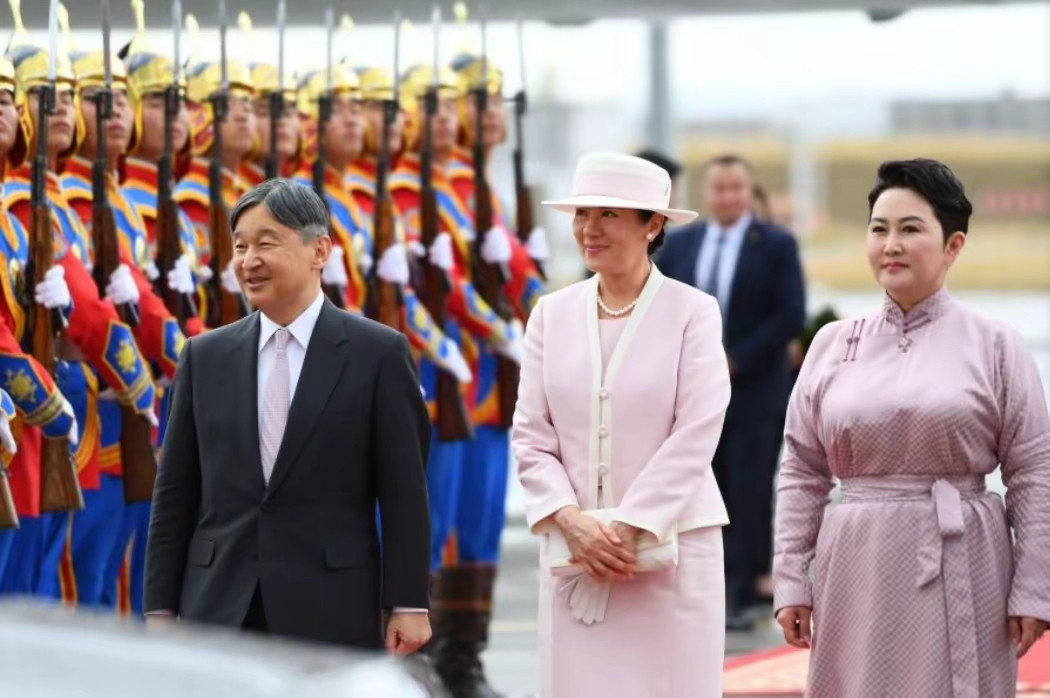 这个壮硕的女人叫巴特策策格，是蒙古国的现外长。作为一国外长，其首要任务就是和邻国搞好关系，但这个女人