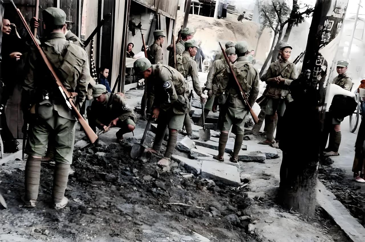 1939年5月，日机轰炸后的重庆街头，硝烟与尘土还未散尽。驻渝部队战士们身着破旧