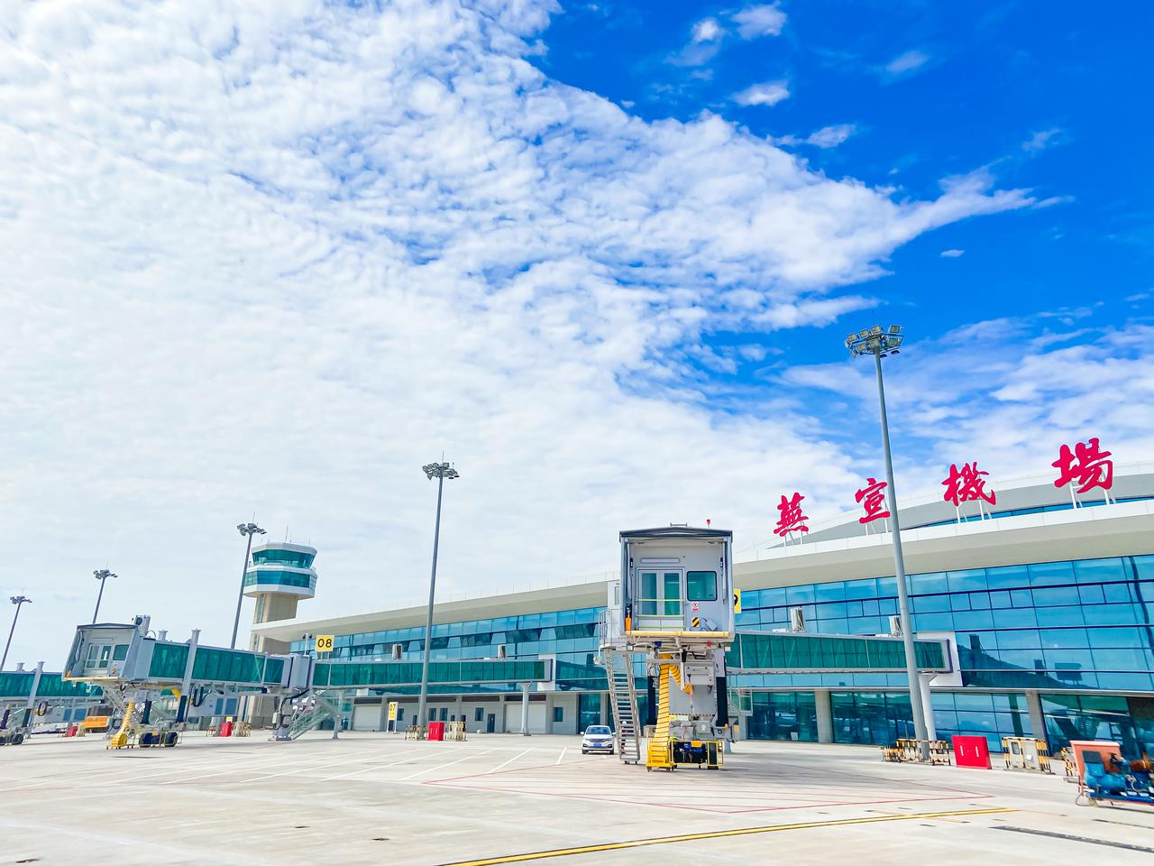 相比4D级旅客吞吐量达341万稳居中部第一的宜昌三峡机场，吞吐量仅130万人次的