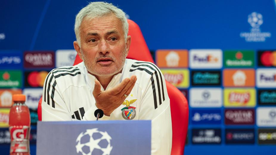 一个赛季能不能连续执教三支球队，足坛首个违约金超过一个亿的教练穆里尼奥，给欧足联