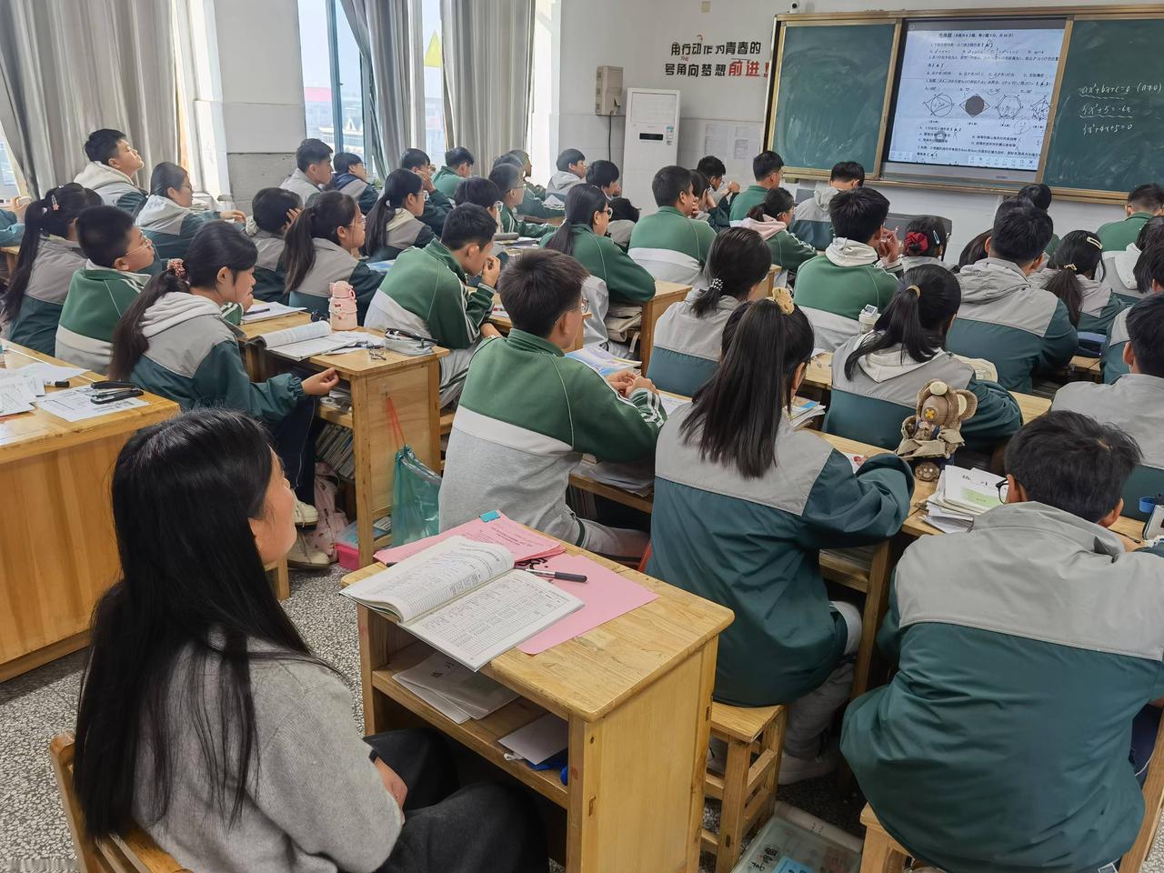 小学阶段，最没用的几件事！1、家庭总收入连两万都没有，却拼命去鸡娃，这是最不可