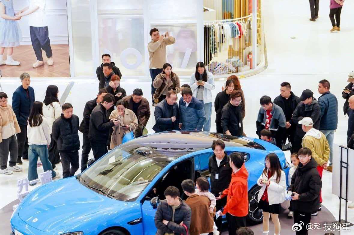 新SU7持续热销，我觉得是中国汽车在高端轿车市场实现结构性突破的重要信号。放在中