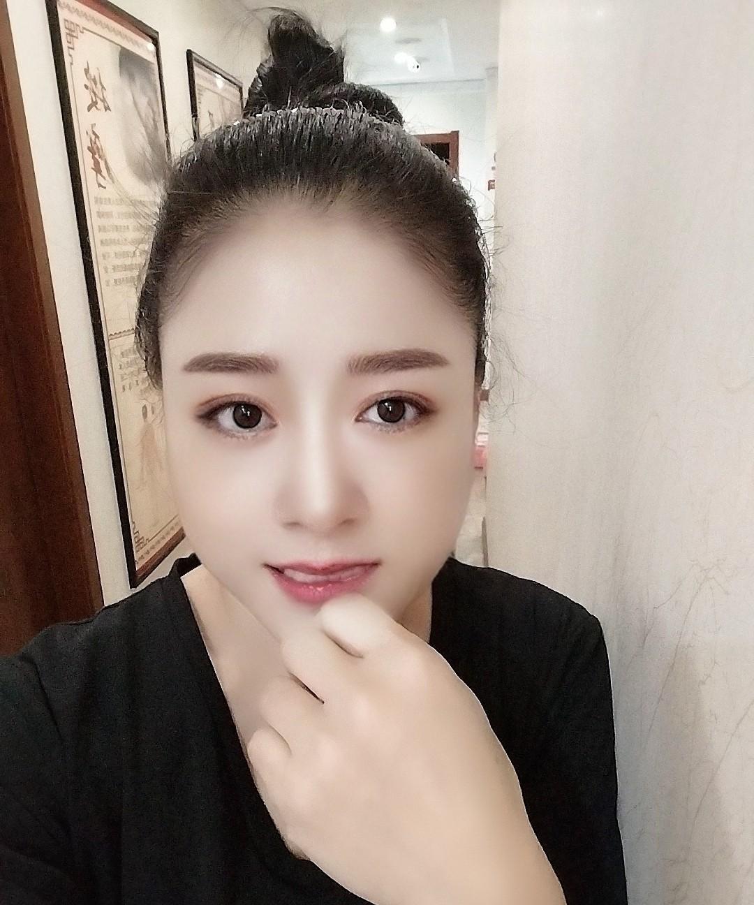 新来的女技师干了一天，洗了一个客人的脚，第二天就辞工了。她老公屙尿变，答应老婆