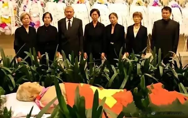 肃穆的告别大厅里，白花与青柏静静环绕。2009年，钟月林同志的遗体告别仪式上，遗