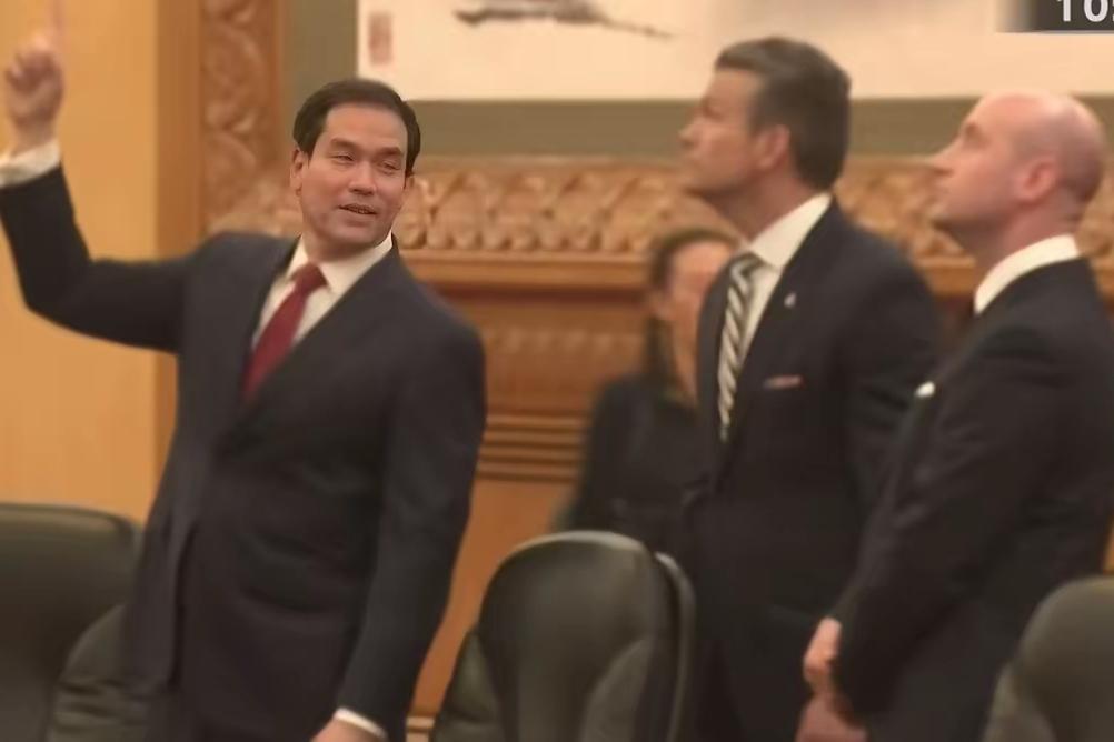 卢比奥震惊了，还是震撼了？一个被中国制裁过的美国国务卿，走进人民大会堂的瞬间