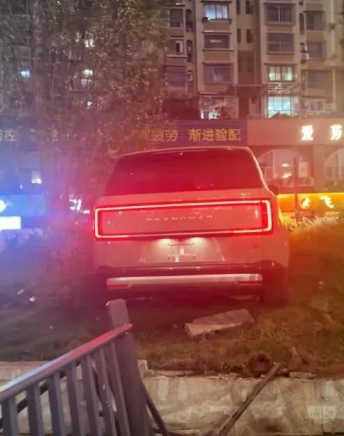 车怎么样咱先不评论，但这辟谣文案是不是有点仓促成稿？文字都认识，什么叫为前车让道