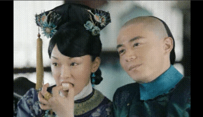 这部剧虽然没认真看过，但刷到过好多短视频，周迅的装扮，嘟嘟唇那俩条像虫子的眉毛，