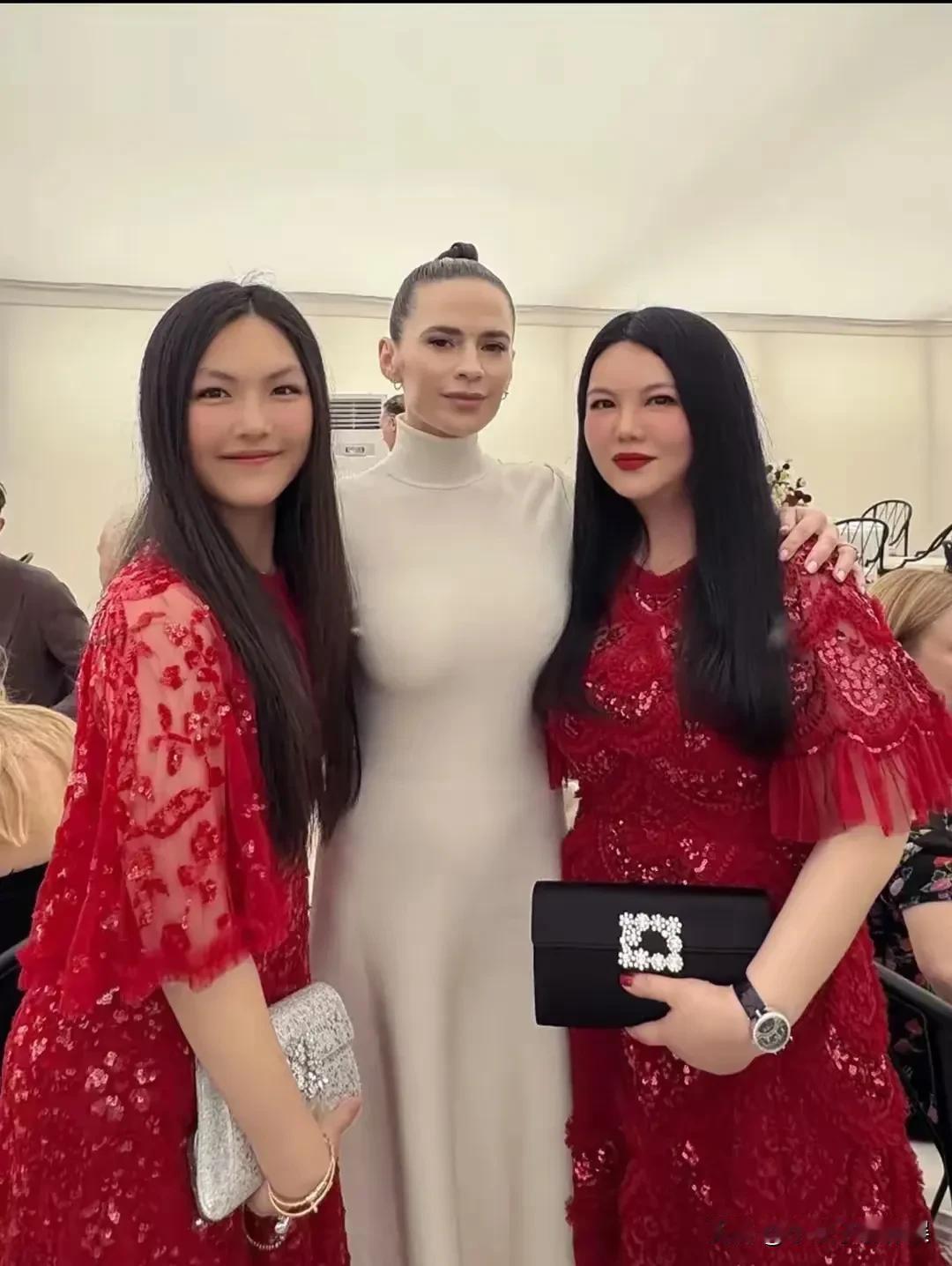 没有一点少女感，李湘能不能让王诗龄穿点年轻人的衣服啊，大红礼服加身，不知道的还以