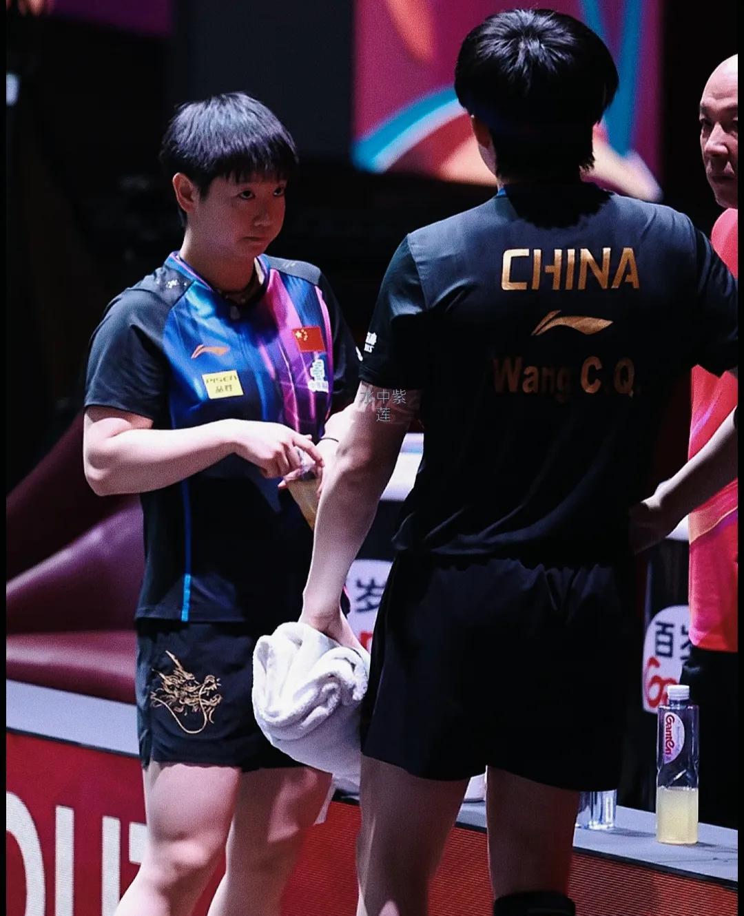 笑到打鸣！莎头把肖爹当空气？这师徒互动太真实了！乒坛独一无二的混双组合，莎头这