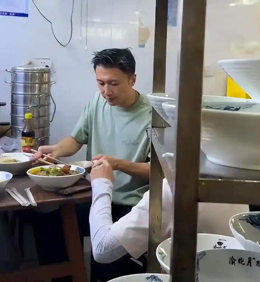 谢霆锋街头嗦面还打包，明星接地气才最圈粉谢霆锋重庆街头小馆吃小面，打包带走还