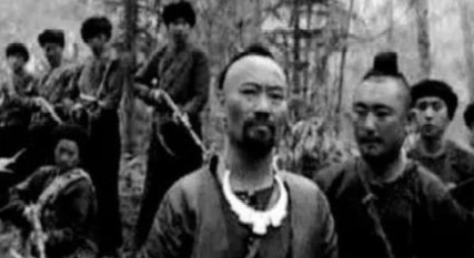 1968年，一个刑满释放的土匪齐达榜，在赶车的路上，认出一70多岁衰弱的老农民，