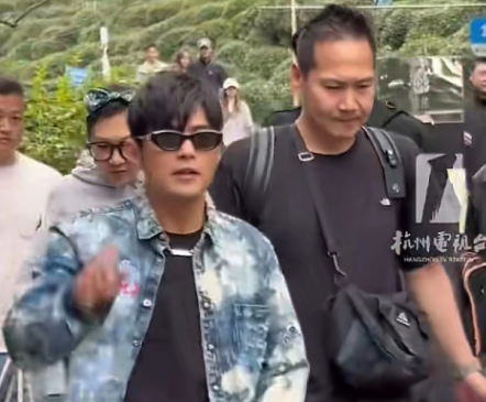 周杰伦和妈妈叶惠美，连夜冲上了热搜，让人没想到的是，网友还是扒出了周杰伦的“心头