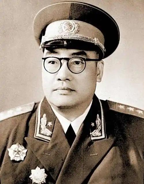 1955年评衔，李涛被定为上将，他主动找到聂荣臻等领导，坚决要求降为中将。李涛说