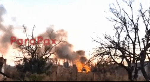 一支俄军小队在突击时被乌军无人机袭击，跟在后面的小队拍摄了当时的场景，有几人被“