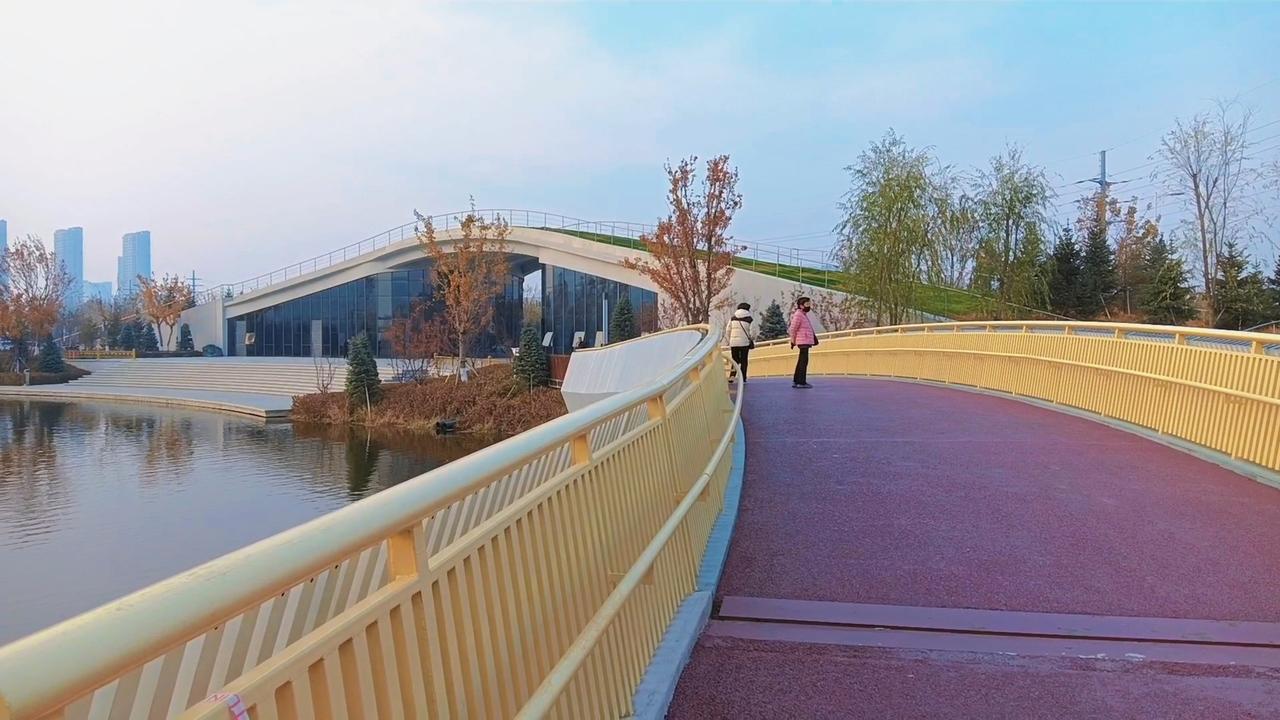 初冬的千山湾，是秋与冬的温柔絮语。风中尚有落叶最后的叹息，空气里却已透着微凛