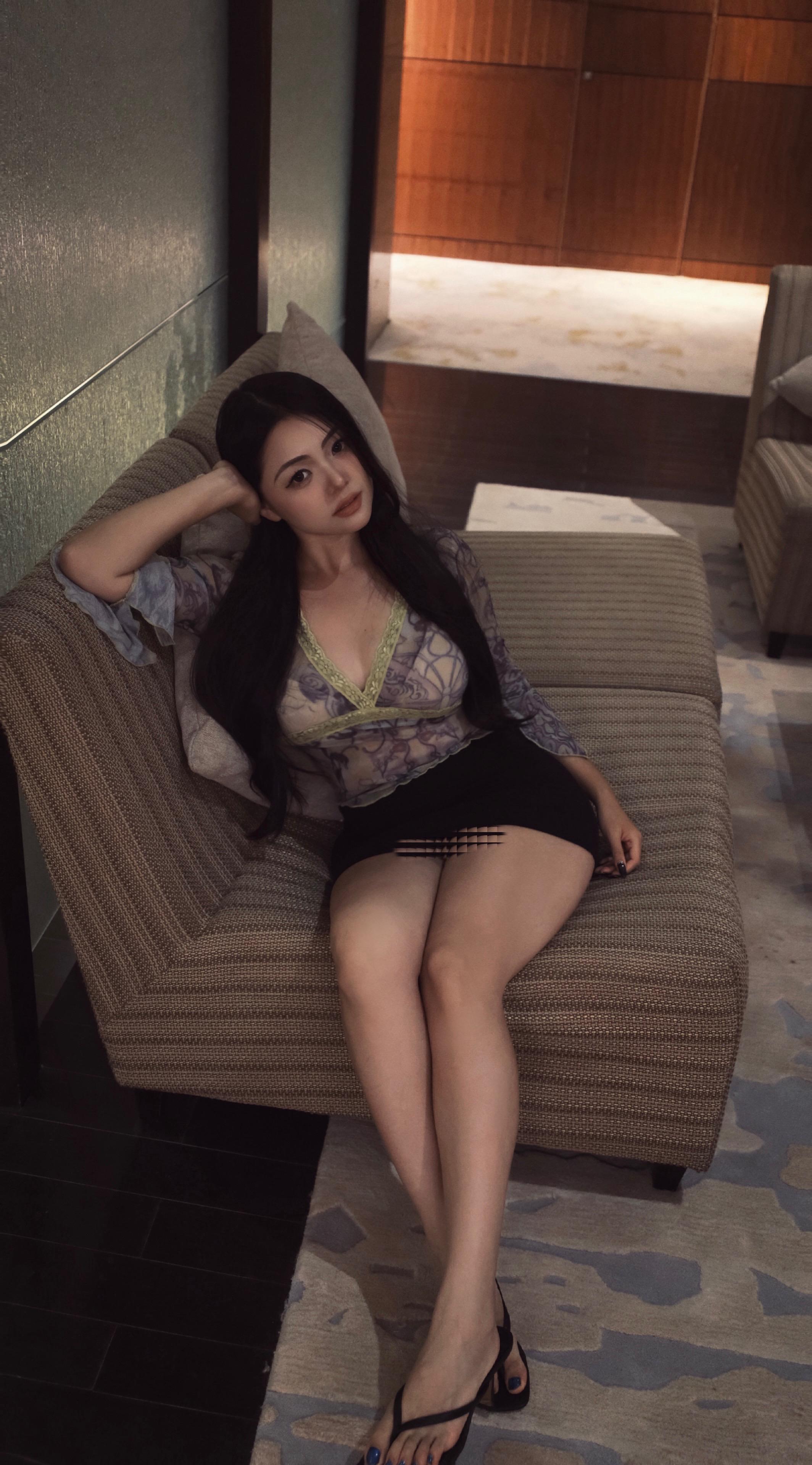 “你好像瘦了，头发也变长，背影陌生到让我觉得见你是上世纪的事，然后你开...